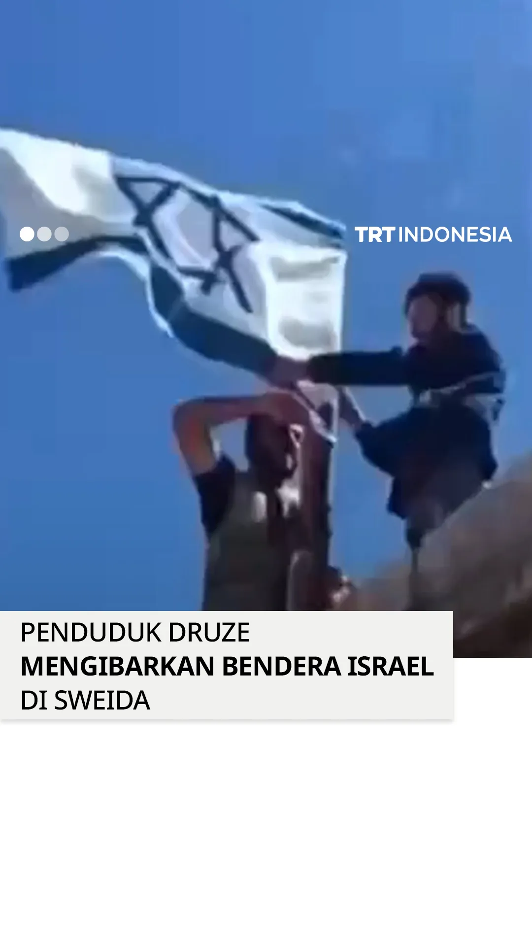 Penduduk Druze mengibarkan bendera Israel setelah serangan udara Israel di Damaskus