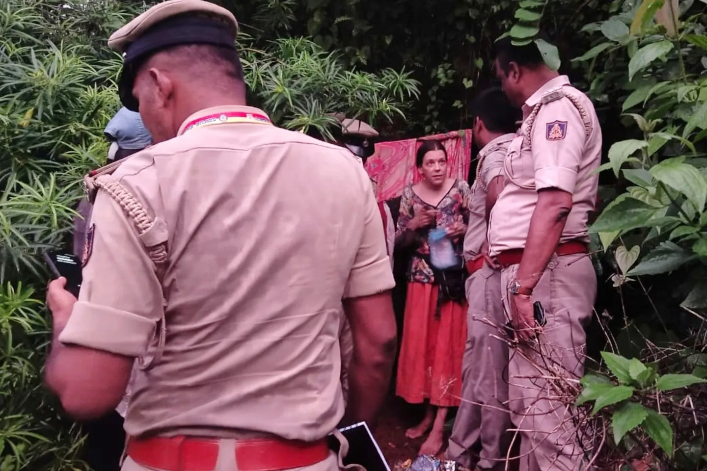 भारतीय पुलिस ने एक सुनसान जंगल की गुफा में रह रही रूसी महिला और उसकी दो बेटियों को बरामद किया