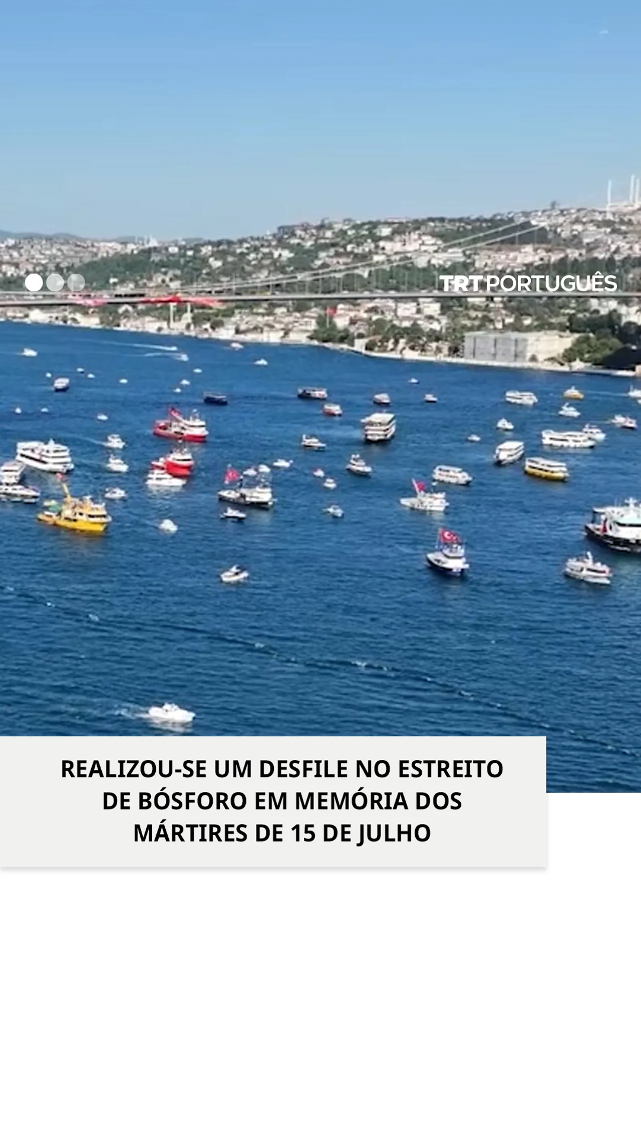 Realizou-se um desfile no Estreito de Bósforo em Istambul em memória dos mártires de 15 de julho