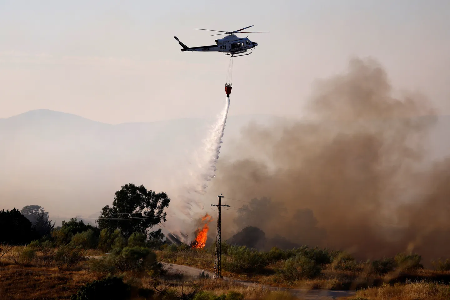 Brandweerhelikopters uit Nederland worden ingezet om bosbranden in Spanje te bestrijden