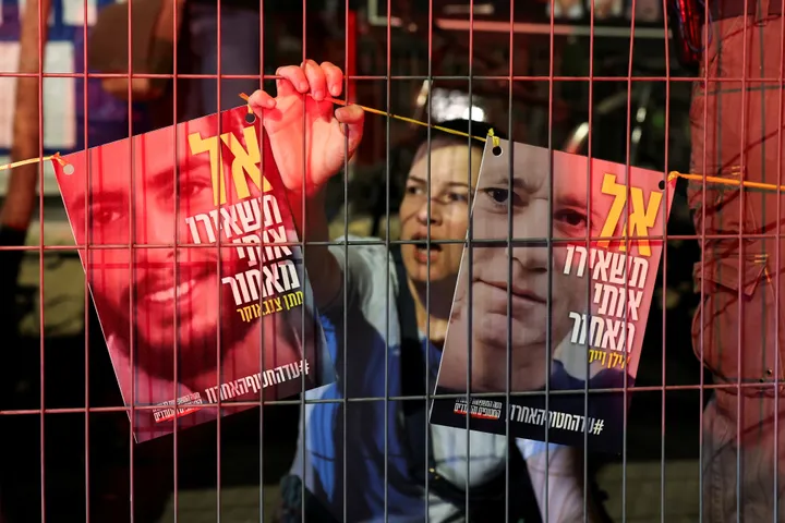 נתניהו מאט את קצב המו״מ להשבת החטופים – וממשיך לקדם מהלכים שנויים במחלוקת במערכת המשפט