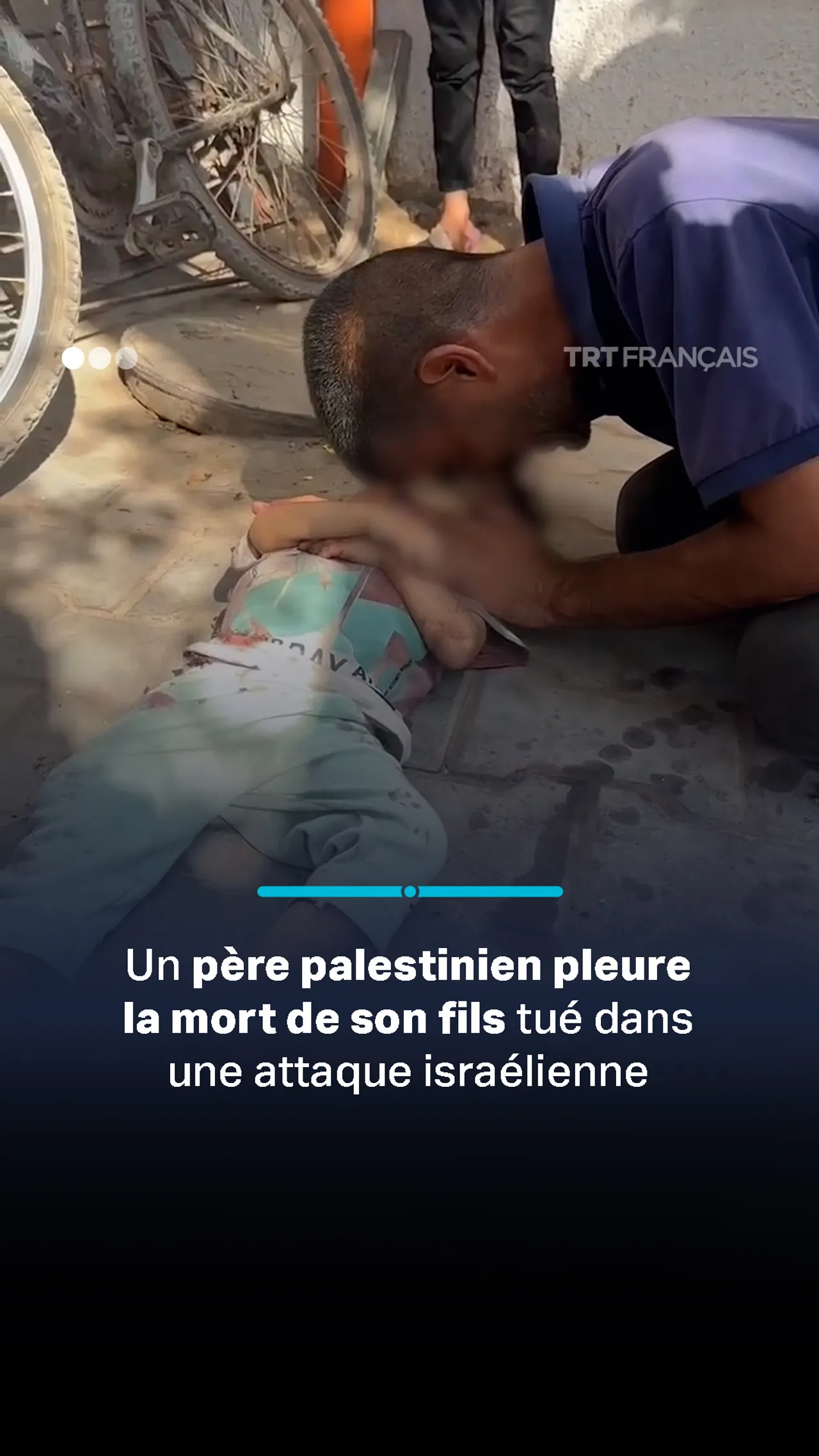 Un père palestinien pleure son fils tué lors d’une attaque israélienne sur Gaza