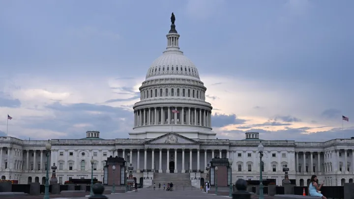 Congresso dos EUA aprova 9 mil milhões de dólares em cortes de Trump