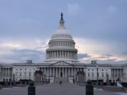 Congresso dos EUA aprova 9 mil milhões de dólares em cortes de Trump