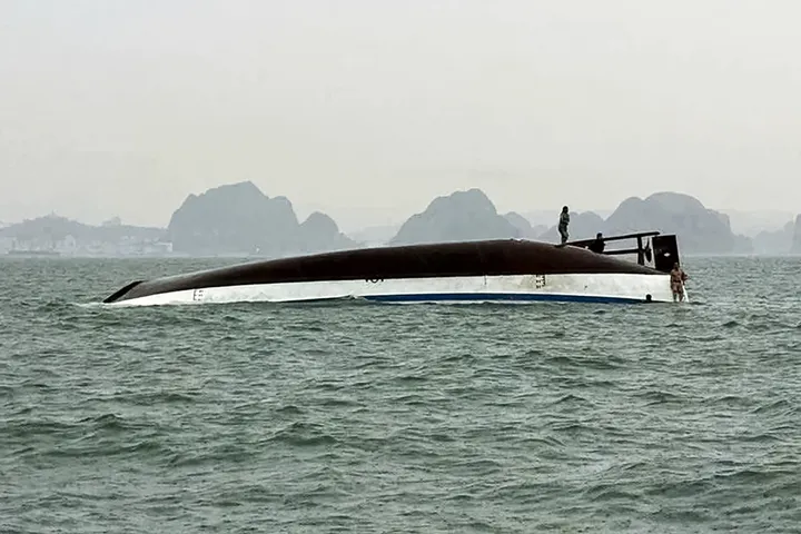 越南游船倾覆  34人遇难