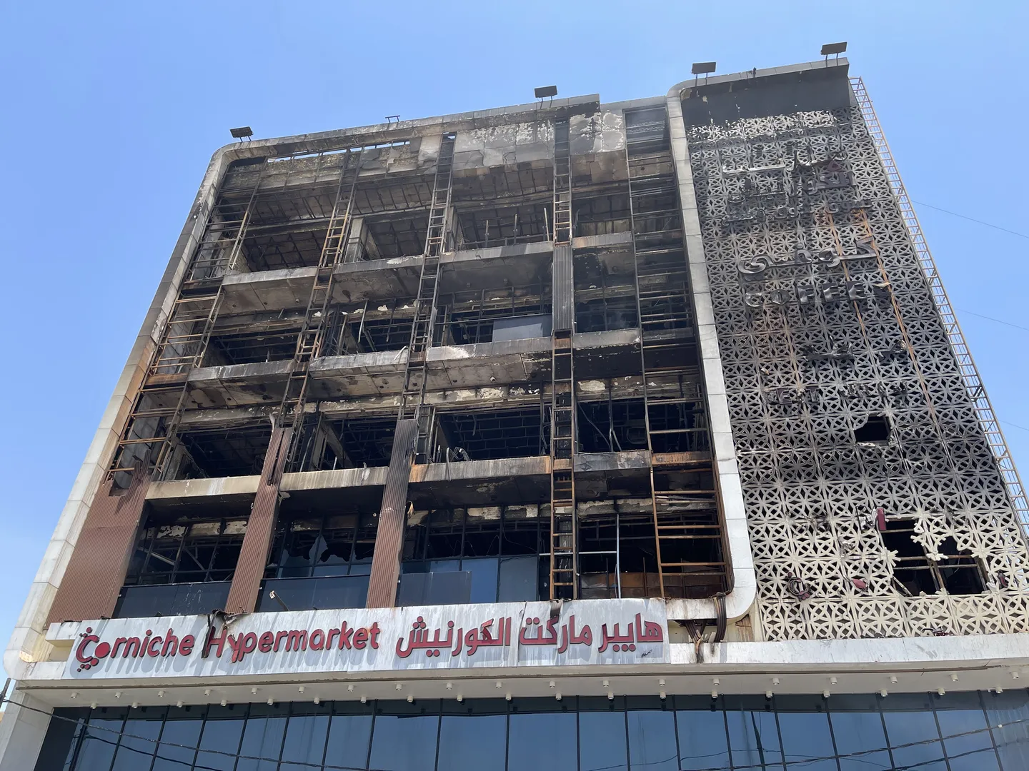 العراق.. لجنة تحقيق حكومية توقف 17 مسؤولاً وتحتجز 3 ضباط على خلفية حريق مركز تجاري شرقي البلاد