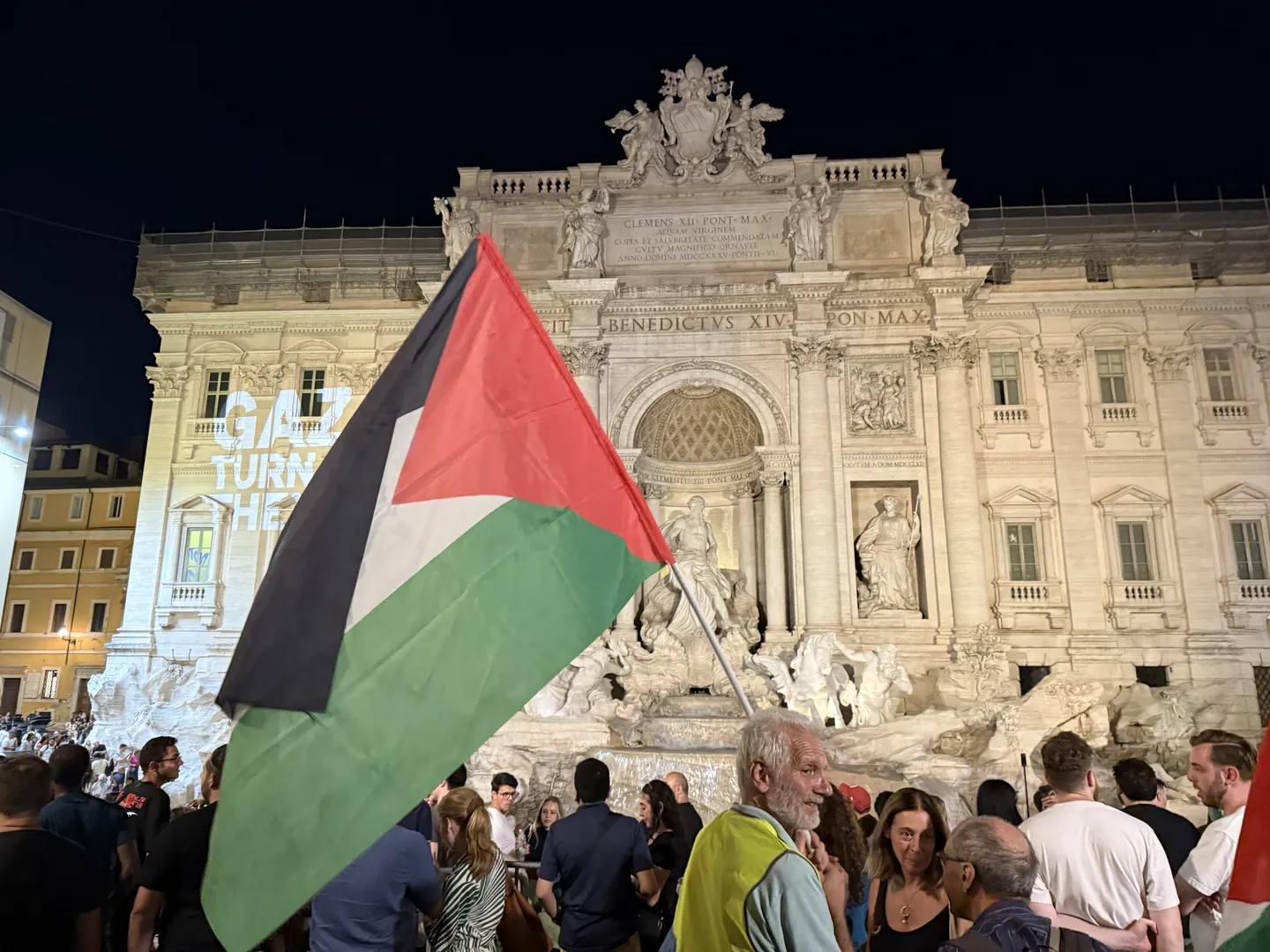 Rim ugasio svjetla na fontani Trevi u znak solidarnosti s Gazom