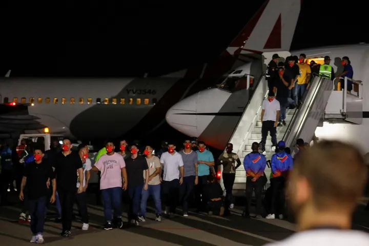 Venezuela inicia investigación por presuntos abusos a migrantes detenidos en prisión salvadoreña