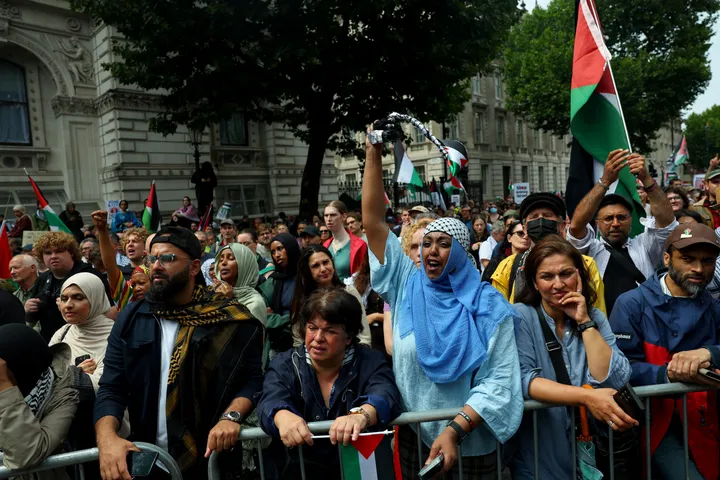 Angliában a Palestine Action betiltása után tucatnyi palesztinbarát tüntetőt őrizetbe vettek