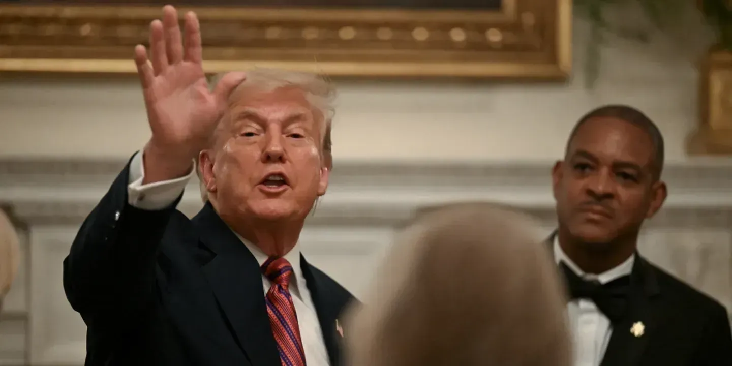 Tribunal dos EUA bloqueia sanções de Trump ao TPI, alegando violação da liberdade de expressão