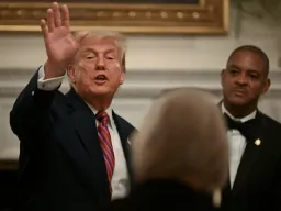 Tribunal dos EUA bloqueia sanções de Trump ao TPI, alegando violação da liberdade de expressão