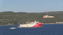 Anija turke "Oruç Reis" kalon nga Ngushtica e Çanakalasë pas përfundimit të misionit në Somali