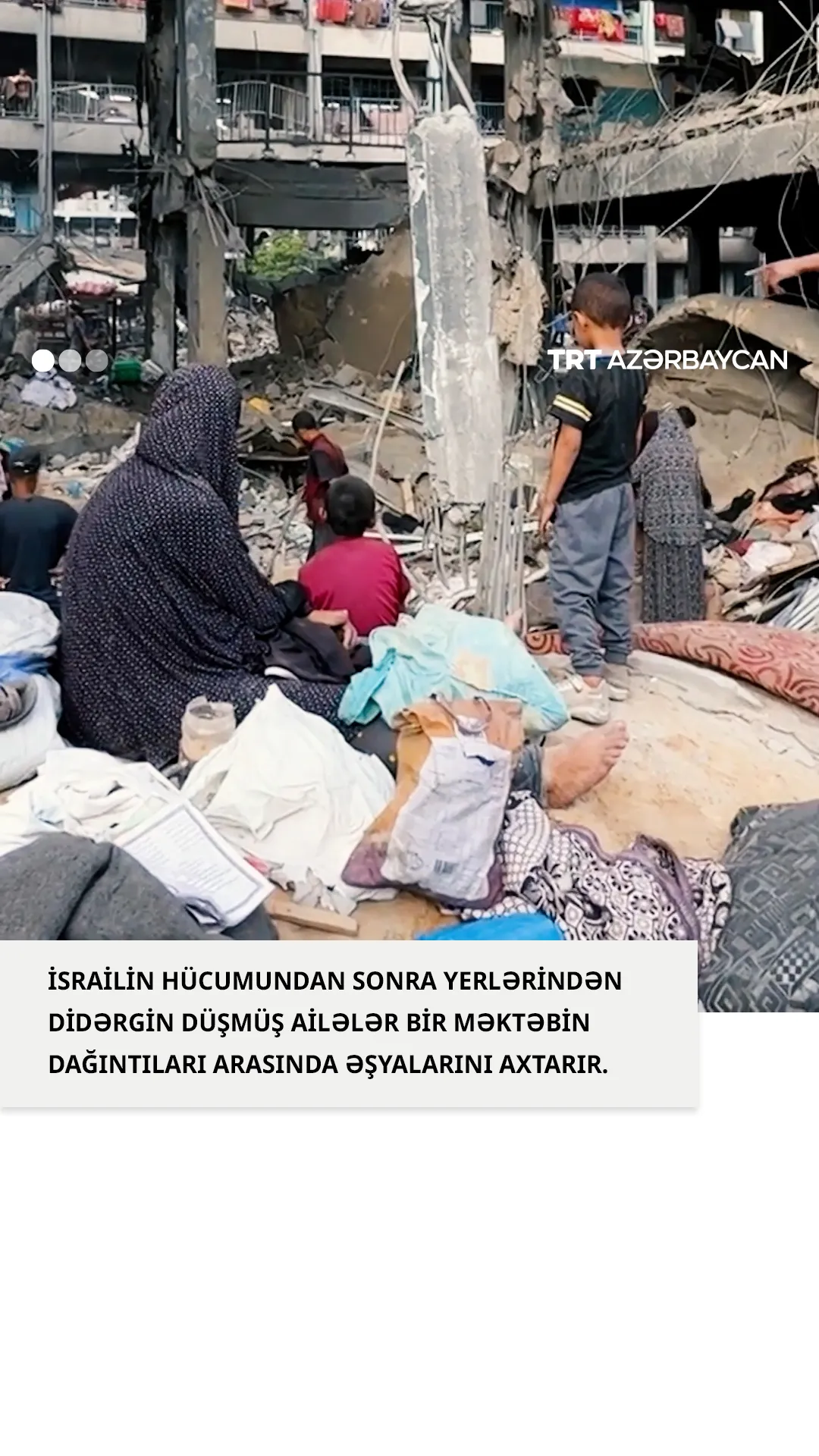 İsrailin UNRWA məktəbinə hücumundan sonra ailələr dağıntılar arasında əşyalarını axtarır