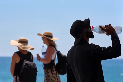 Dehidratimi në vapë ekstreme rrit rrezikun e gurëve në veshka