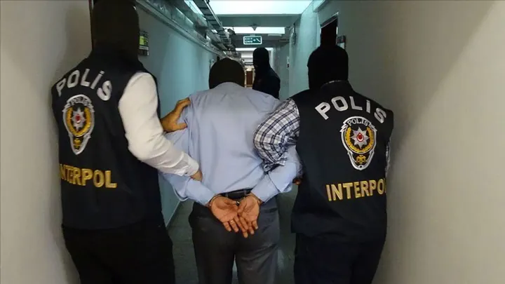 İnterpol’ tarafınnan êzlänüçe qaçqınnar Törkiyägä tapşırıldı