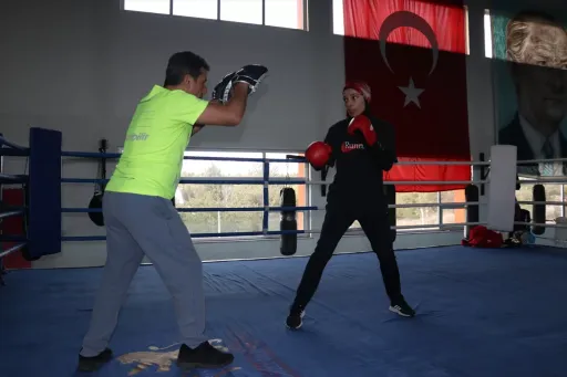 La mordió una serpiente, sobrevivió a un terremoto y hoy es la promesa del boxeo en Türkiye