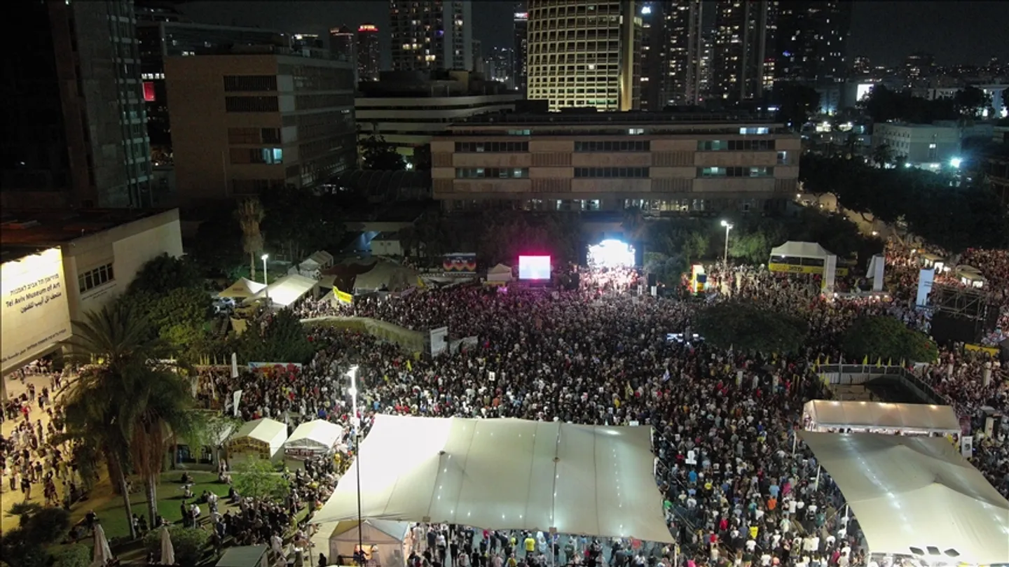 Mijëra izraelitë protestojnë në Tel Aviv duke kërkuar marrëveshje për shkëmbimin e të burgosurve