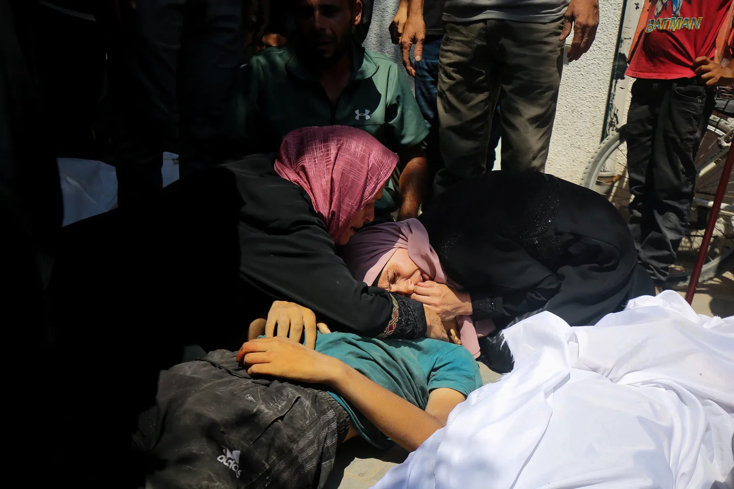 Skoro 60 ubijenih u izraelskim napadima u Gazi, uključujući mnoge izgladnjele Palestince