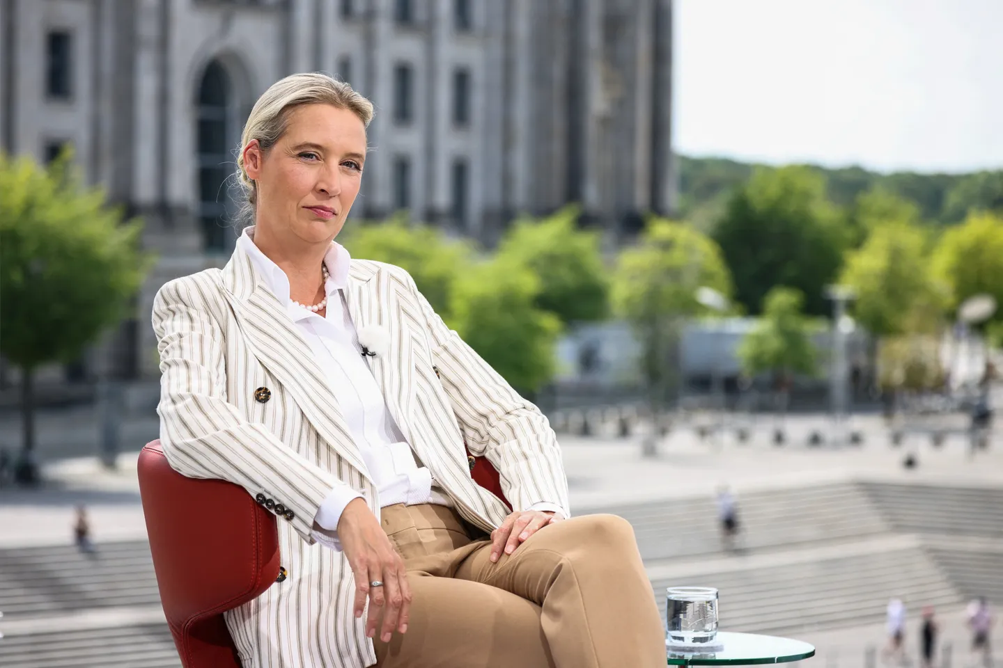 Weidel-Interview geht in Demo-Lärm fast unter