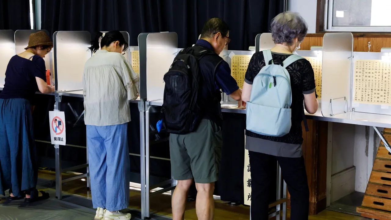 Os eleitores japoneses vão às urnas para as eleições da Câmara Alta