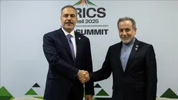 Kryediplomati turk dhe ai iranian diskutojnë për përgatitjet e negociatave bërthamore në Istanbul