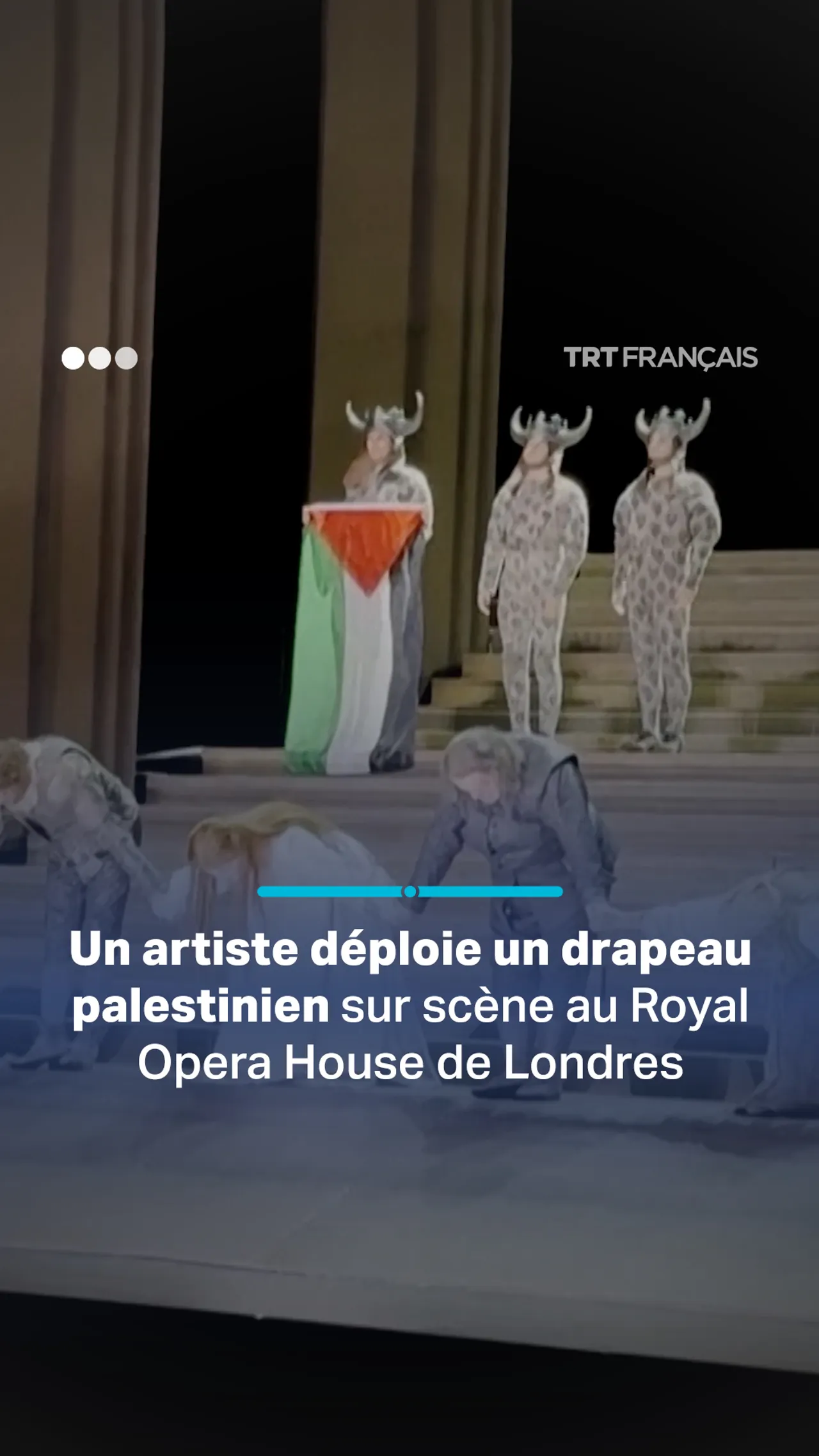 Un artiste déploie un drapeau palestinien sur scène au Royal Opera House de Londres