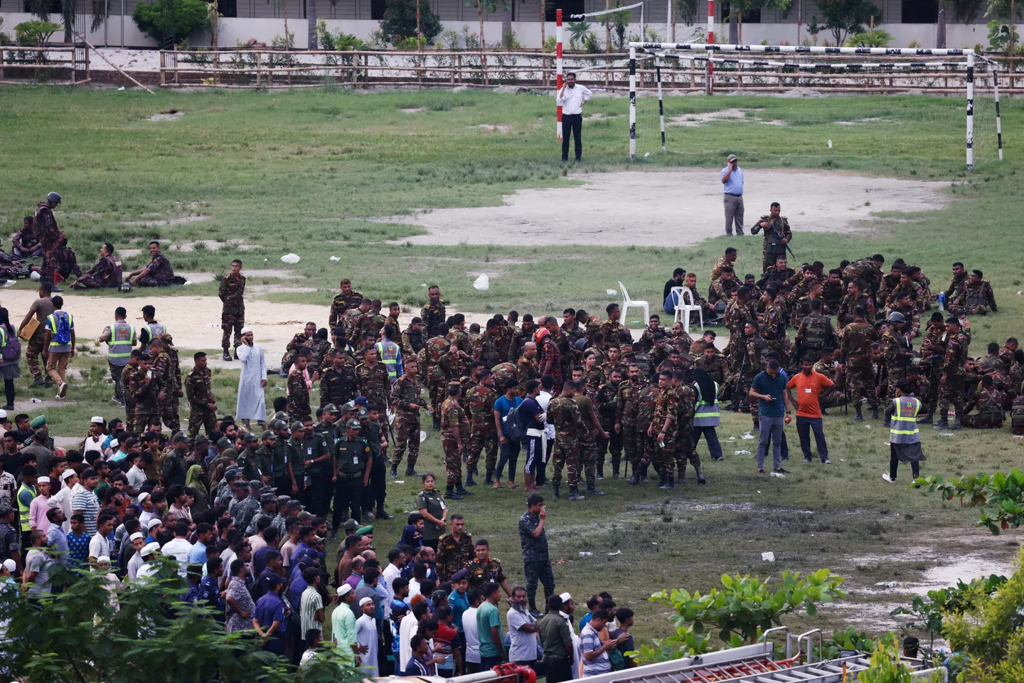 Un aereo dell’Aeronautica del Bangladesh si schianta contro una scuola a Dacca: almeno 19 morti
