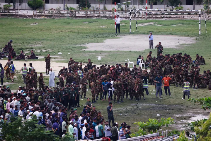 Un aereo dell’Aeronautica del Bangladesh si schianta contro una scuola a Dacca: almeno 19 morti