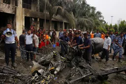 Studentë mes 20 të vrarëve nga rrëzimi i avionit ushtarak në Bangladesh