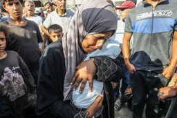 Nacer para morir de hambre: el bloqueo de alimentos y los bombardeos condenan a los bebés en Gaza