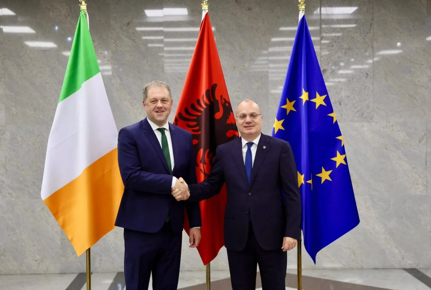 Hasani takon Byrne: Mirënjohje Irlandës për mbështetjen ndaj integrimit në BE