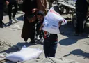 UNRWA: Depot e ndihmave në Egjipt dhe Jordani janë gati për të dërguar 6.000 kamionë në Gaza