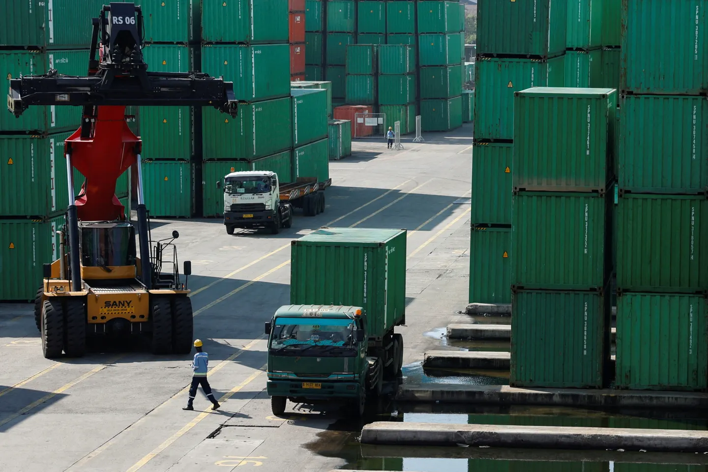 Surplus dagang Indonesia diperkirakan menurun menjadi $3,45 miliar pada Juni