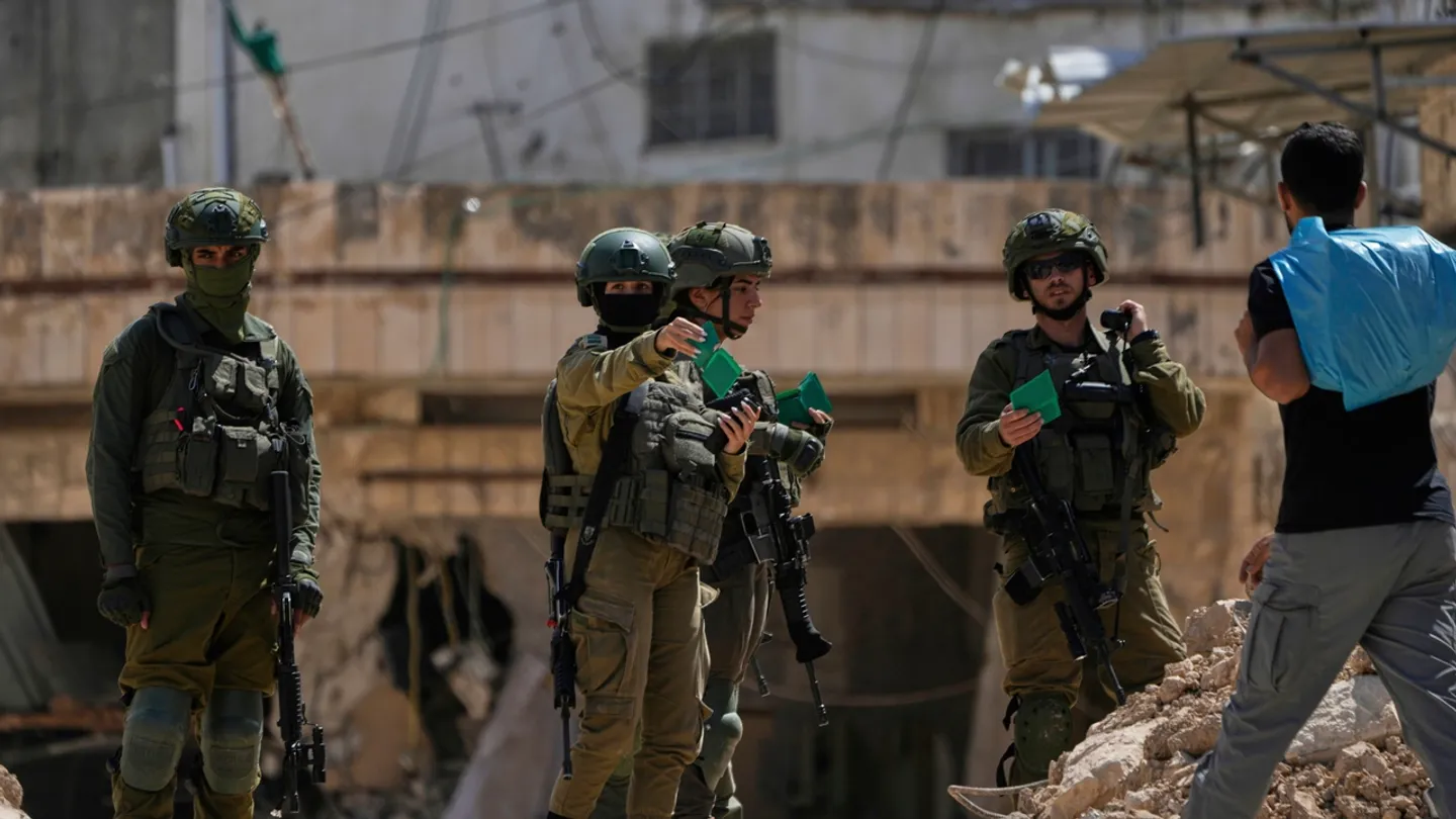جيش الاحتلال يعتدي على فلسطينيين خلال اقتحام الضفة.. ومستوطنون يهاجمون قرية في رام الله