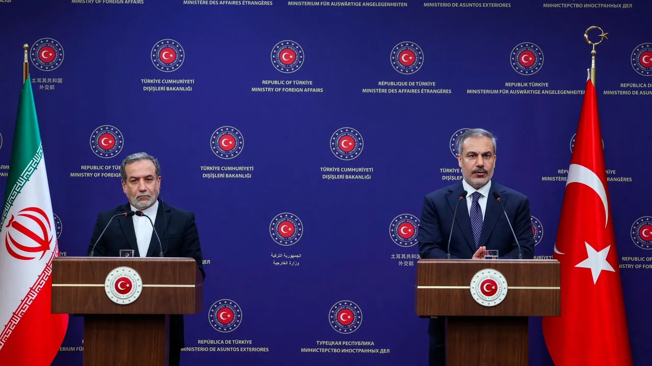 گفت‌وگوی تلفنی وزرای امور خارجه ترکیه و ایران پیش از دور جدید مذاکرات هسته‌ای در استانبول