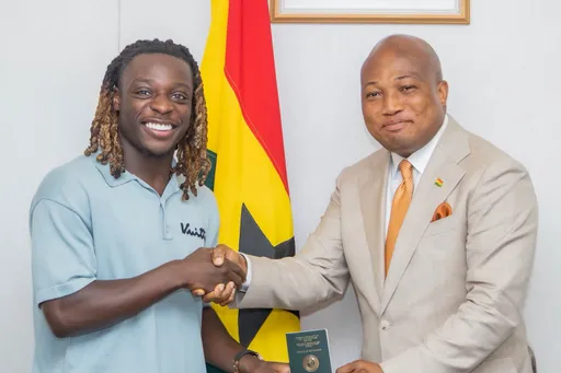 La star de Manchester City, Jeremy Doku, reçoit "son passeport ghanéen"