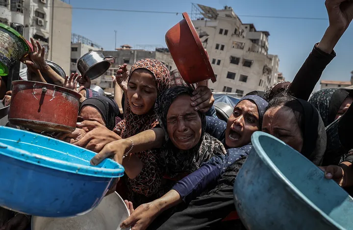 Bombardeados y forzados a evacuar, más de dos millones sobreviven hacinados en el 12% de Gaza