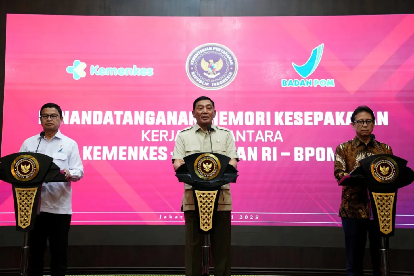 Militer Indonesia akan produksi obat untuk publik di tengah kekhawatiran peran sipil yang meluas