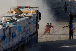 Jordania thotë se një autokolonë ndihmash me 36 kamionë është lejuar të hyjë në Gazën veriore