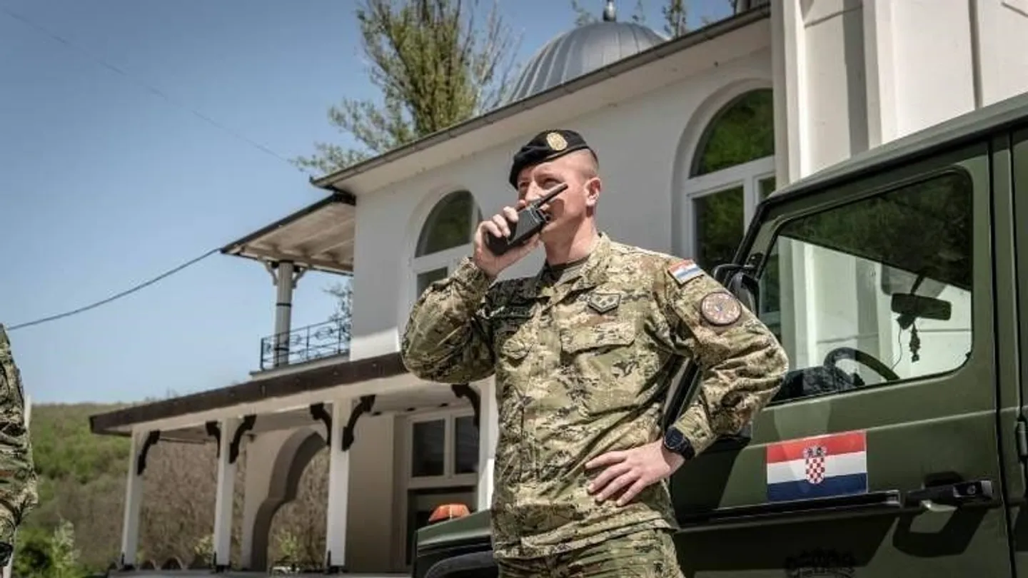 KFOR: Ushtarët kroatë patrullojnë në Vërmicë për sigurinë e komuniteteve në jug të Kosovës