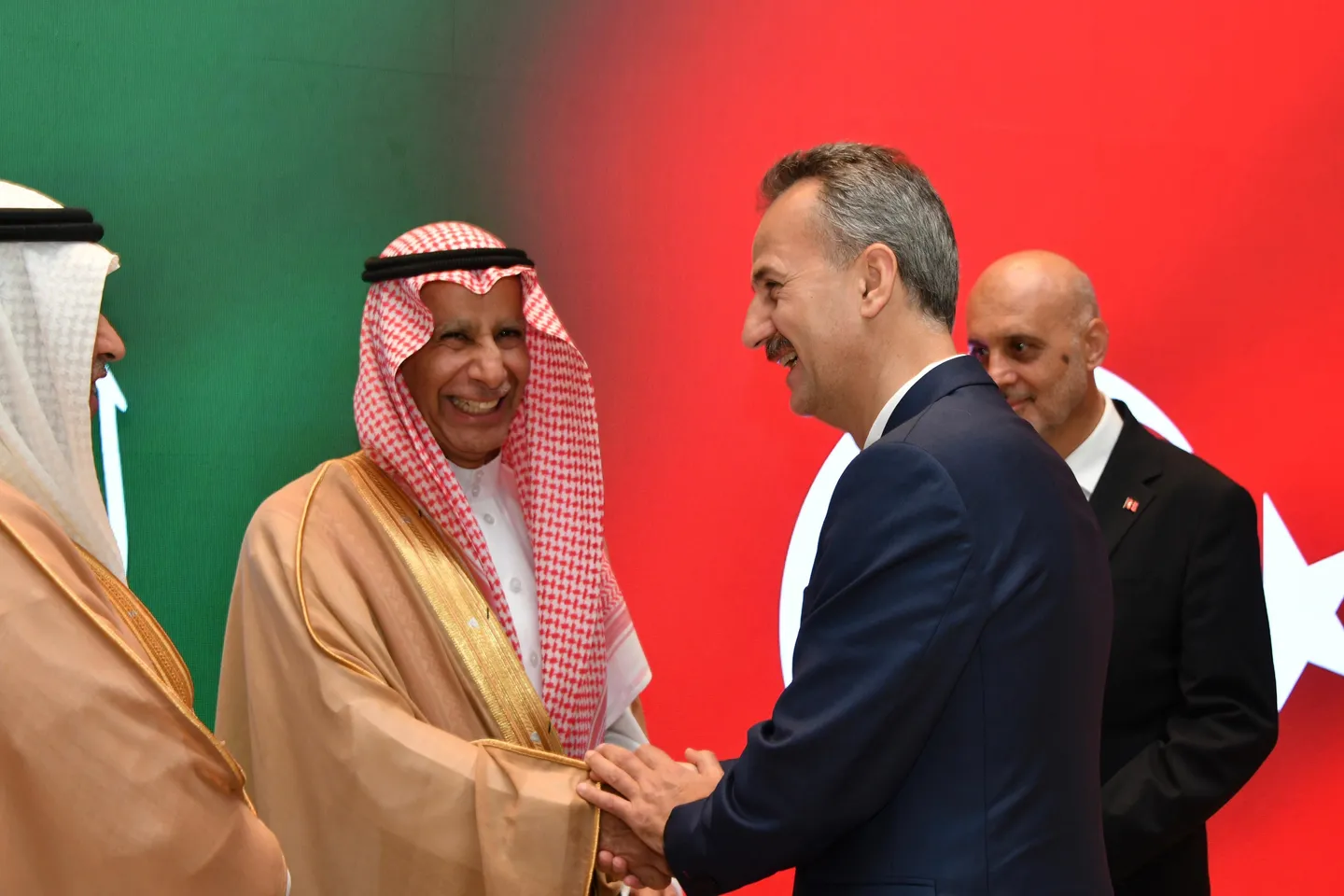 تركيا والسعودية تبحثان تعزيز التعاون الدفاعي على هامش معرض IDEF 2025