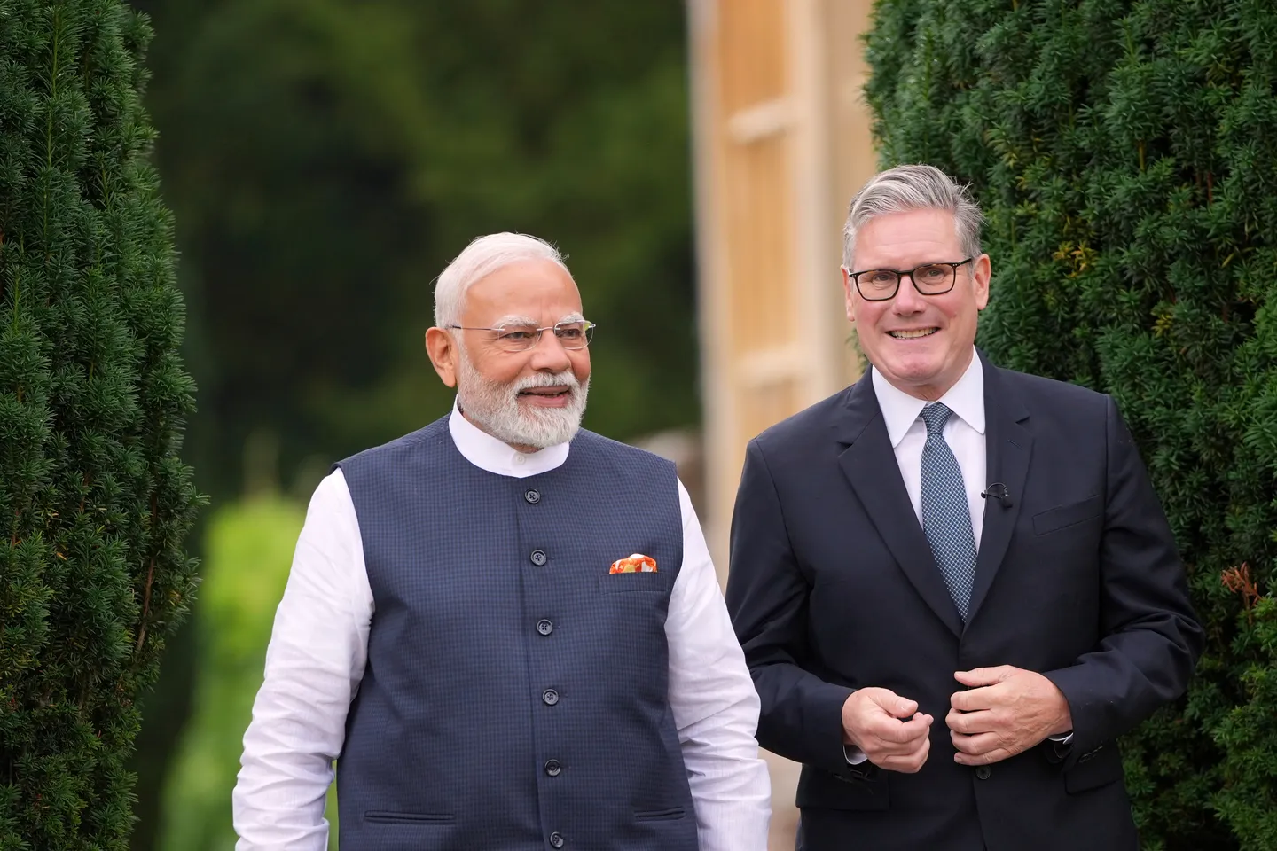 भारत और ब्रिटेन ने ऐतिहासिक व्यापार समझौते पर हस्ताक्षर किए, प्रभावी होने में कम से कम एक वर्ष लगेगा