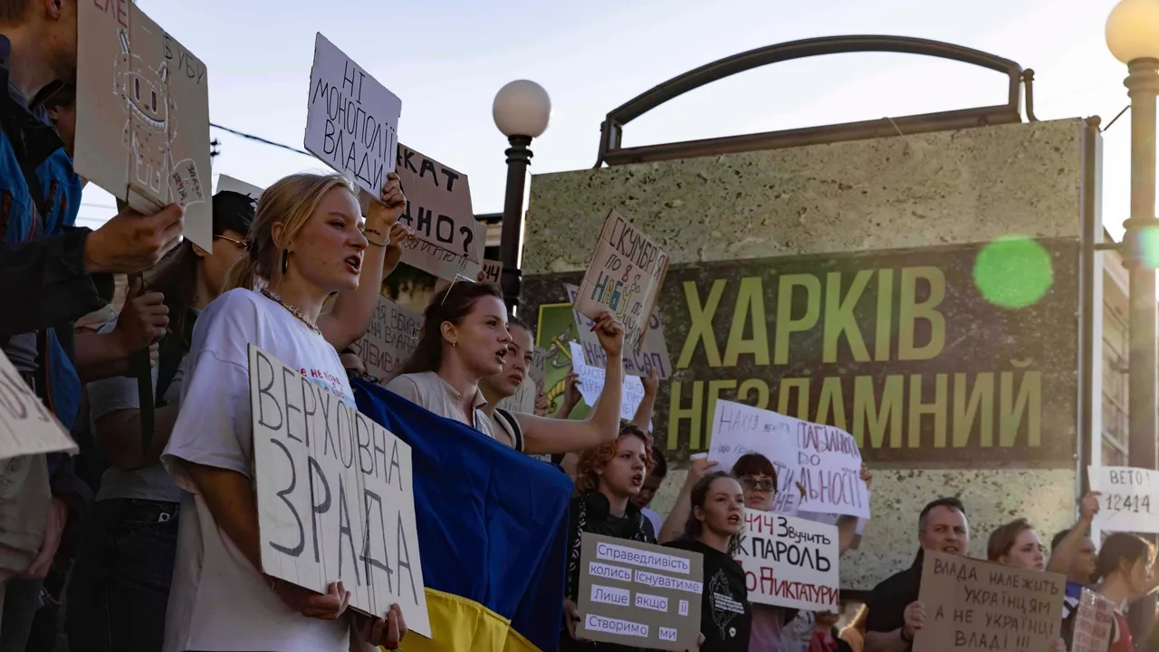 Zelensky promete apresentar uma nova lei perante protestos contra lei anticorrupção