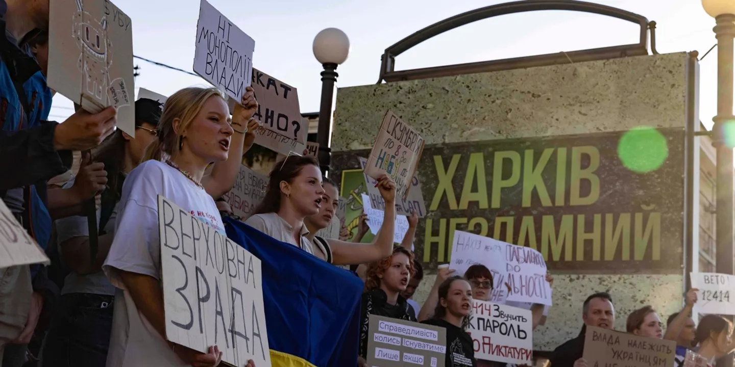 Zelensky promete apresentar uma nova lei perante protestos contra lei anticorrupção