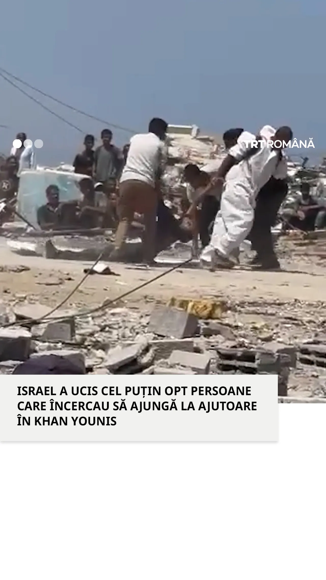 Civilii încearcă să recupereze trupul unui tânăr împușcat la un centru de ajutor din Khan Younis