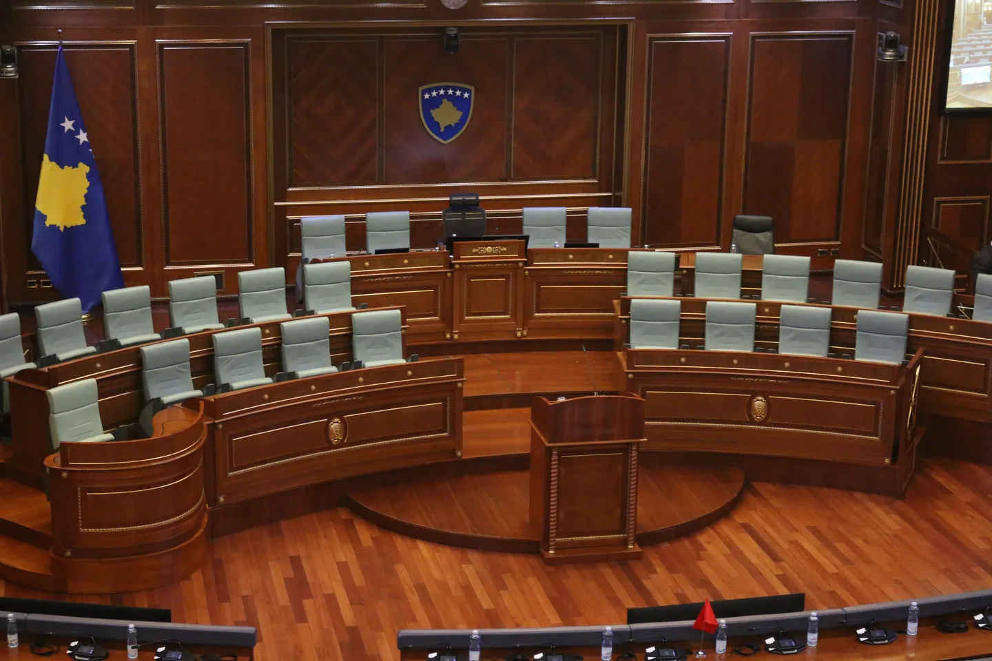 Gjykata Kushtetuese e Kosovës "ngrin" funksionin e deputetëve nga 27 korriku deri më 8 gusht