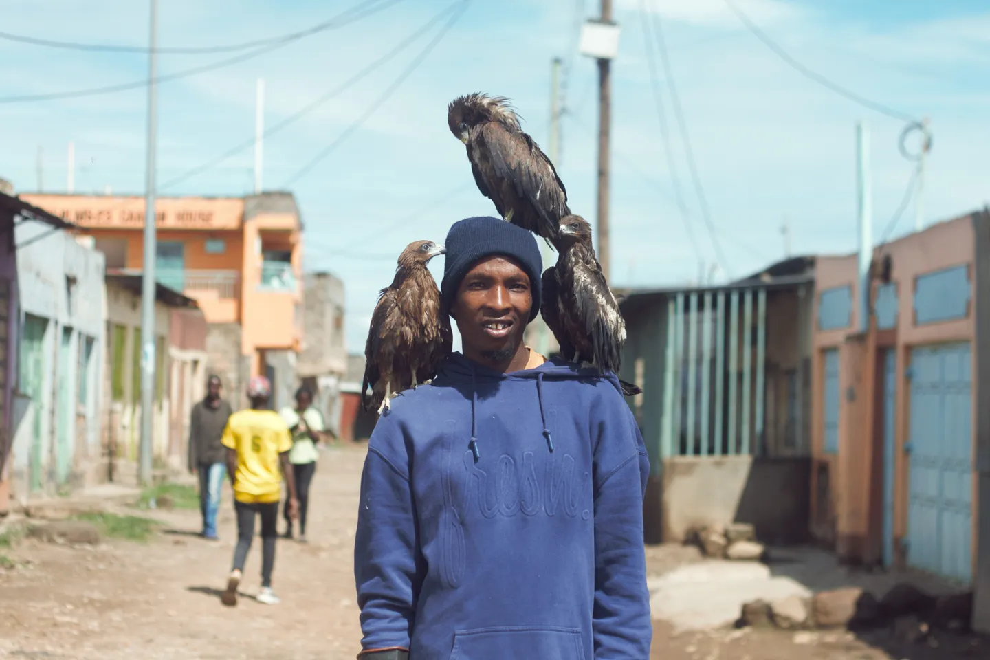 L'histoire touchante d'un sans-abri kenyan "devenu l'ami de trois oiseaux de proie"