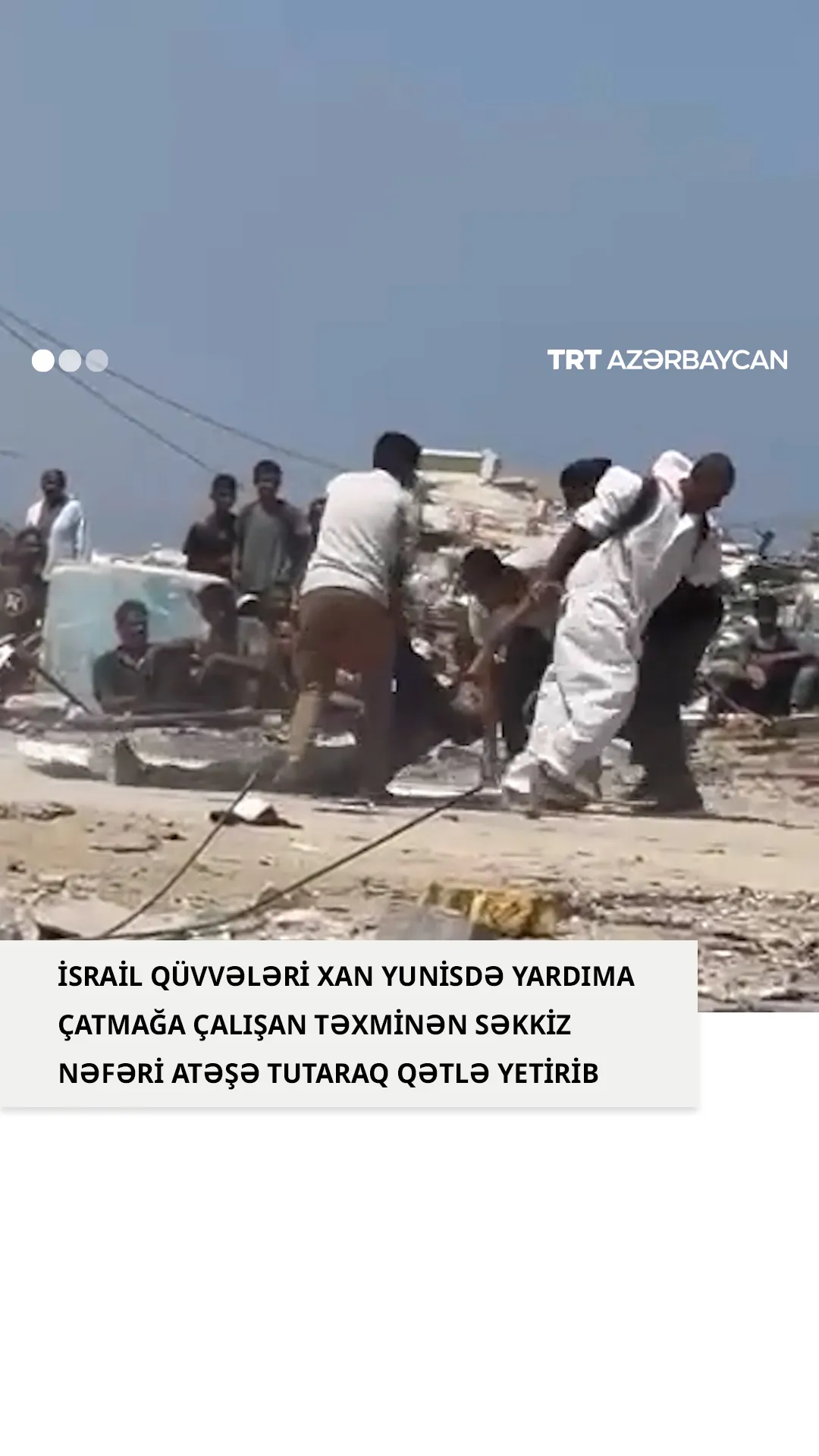 Köməyə çatmağa çalışan insanlar Xan Yunisdəki yardım məntəqəsində İsrail qüvvələri tərəfindən vurulan gəncin cənazəsini götürmək üçün tələsirlər