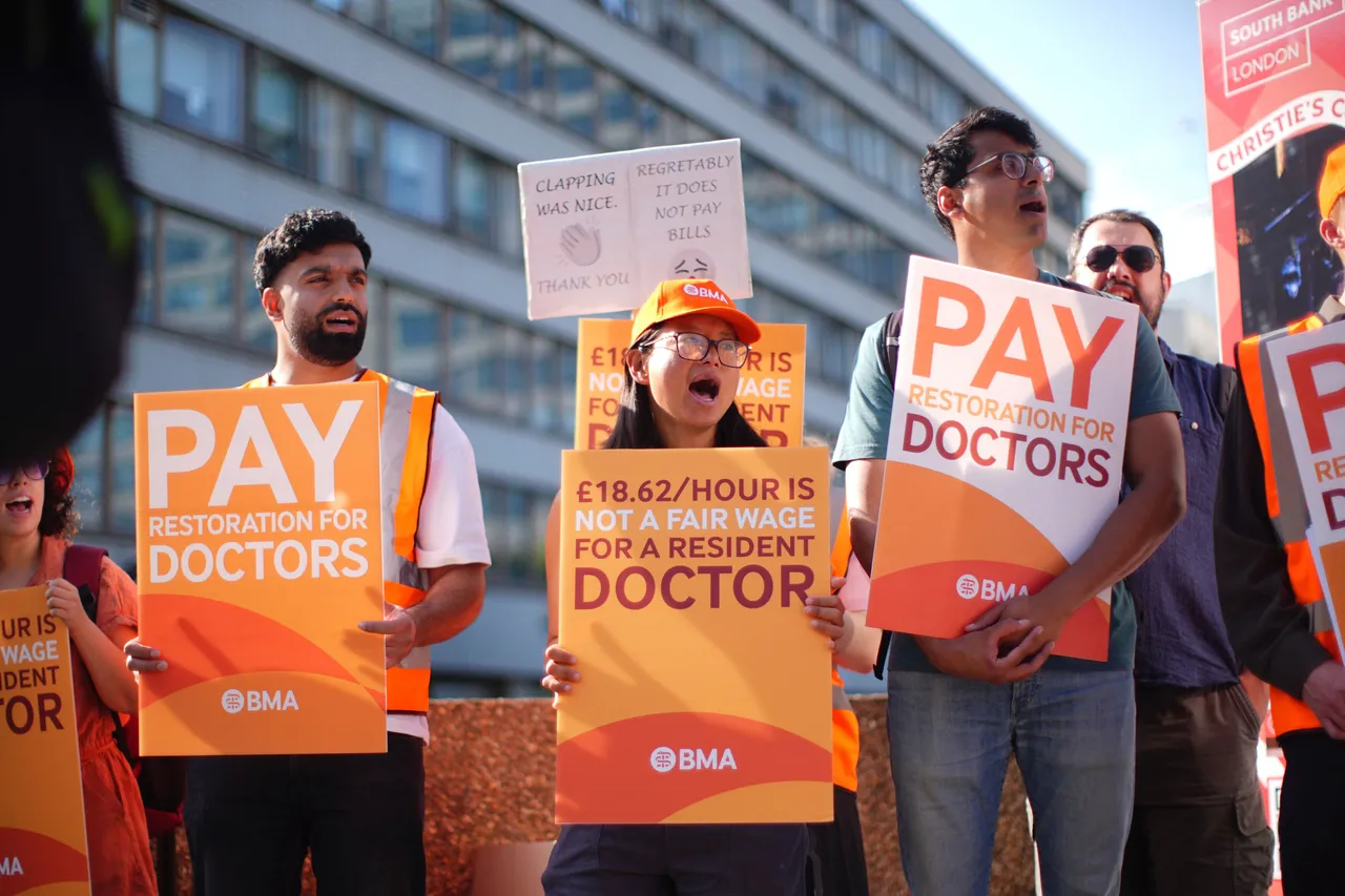 English doctors go on strike over pay, conditions amid rising flu hospitalisations