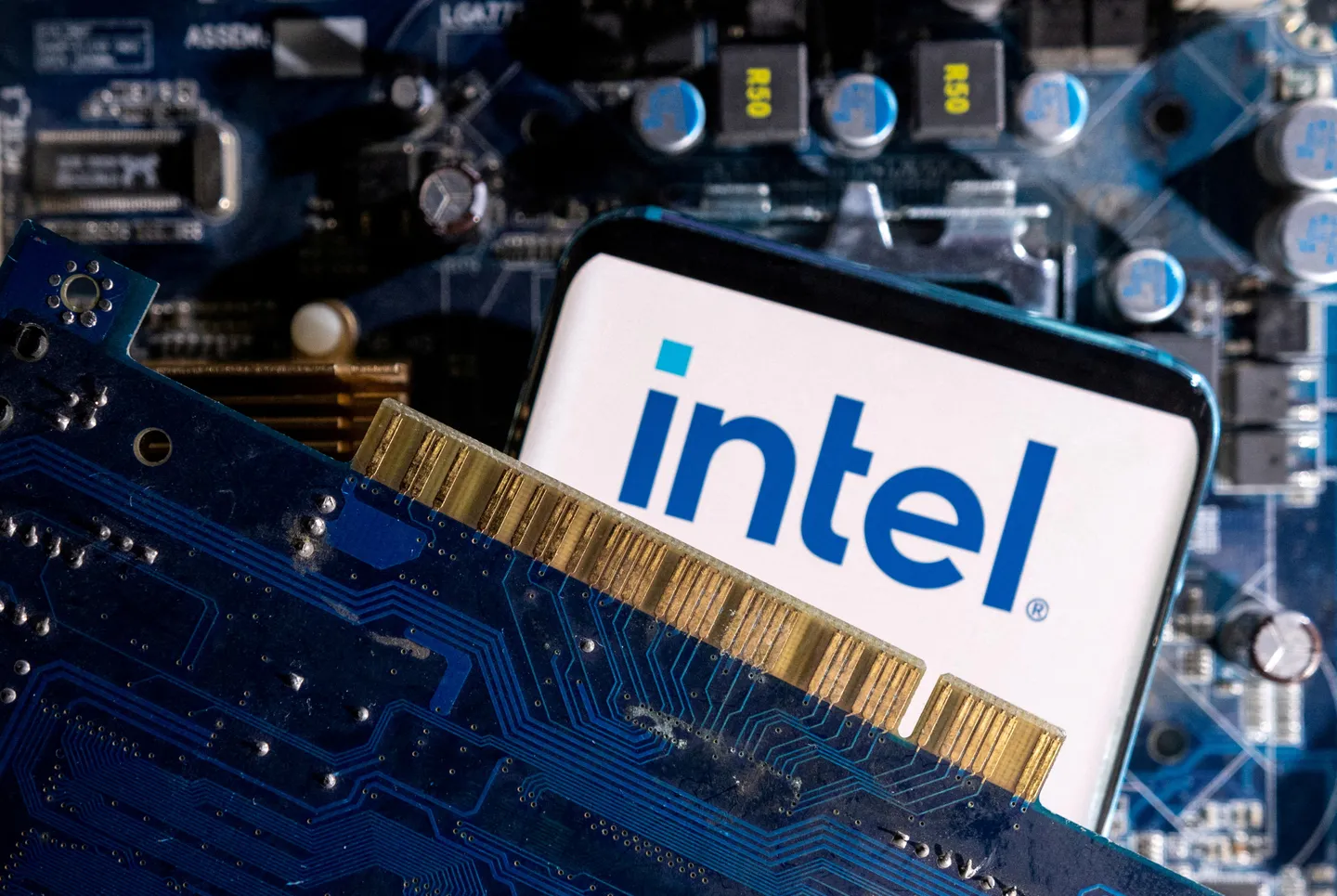 Intel rezygnuje z inwestycji w Polsce i Niemczech – duże cięcia i zmiana strategii